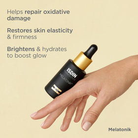 ISDIN Melatonik applied in hand illustrating easy application and hydration
