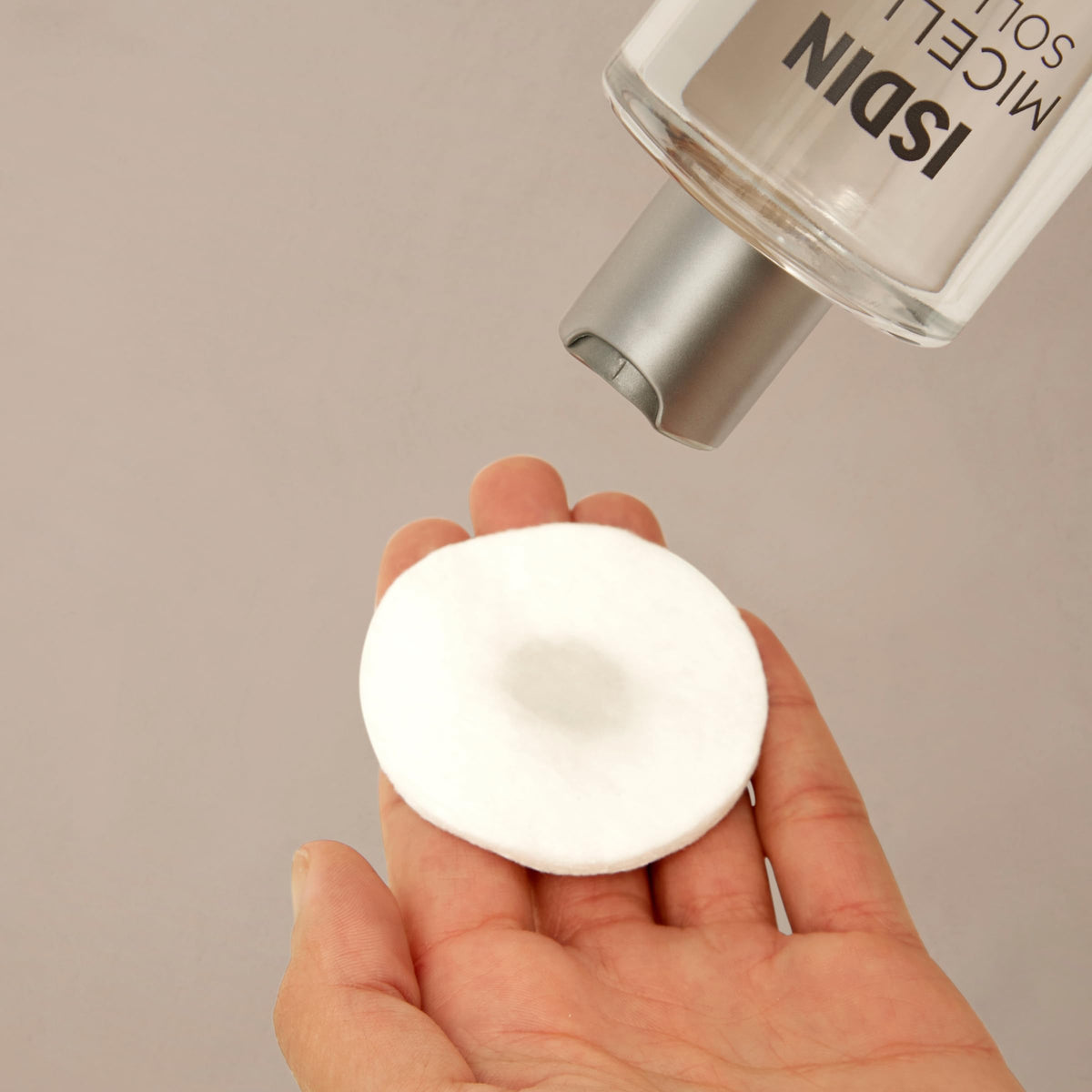 ISDIN bottle cap detail demonstrating easy dispensing for controlled use