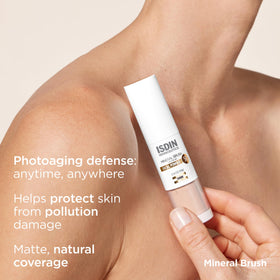 ISDIN powder texture close-up highlighting smooth matte finish benefit
