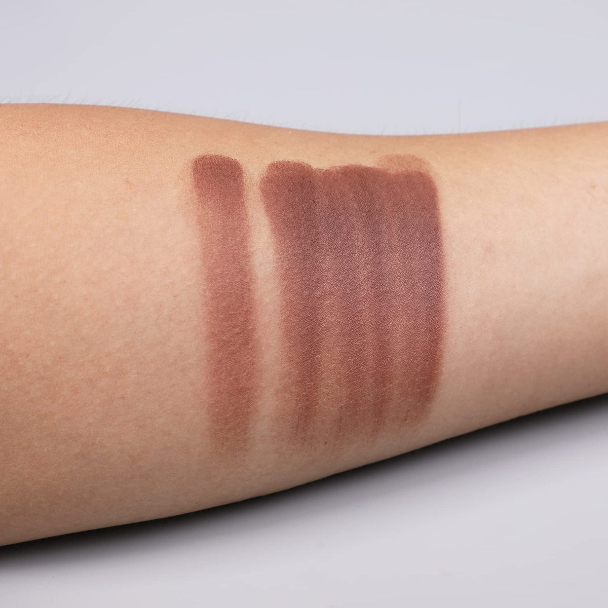 IS'MINE brush applying shadow showing precise application and control benefit