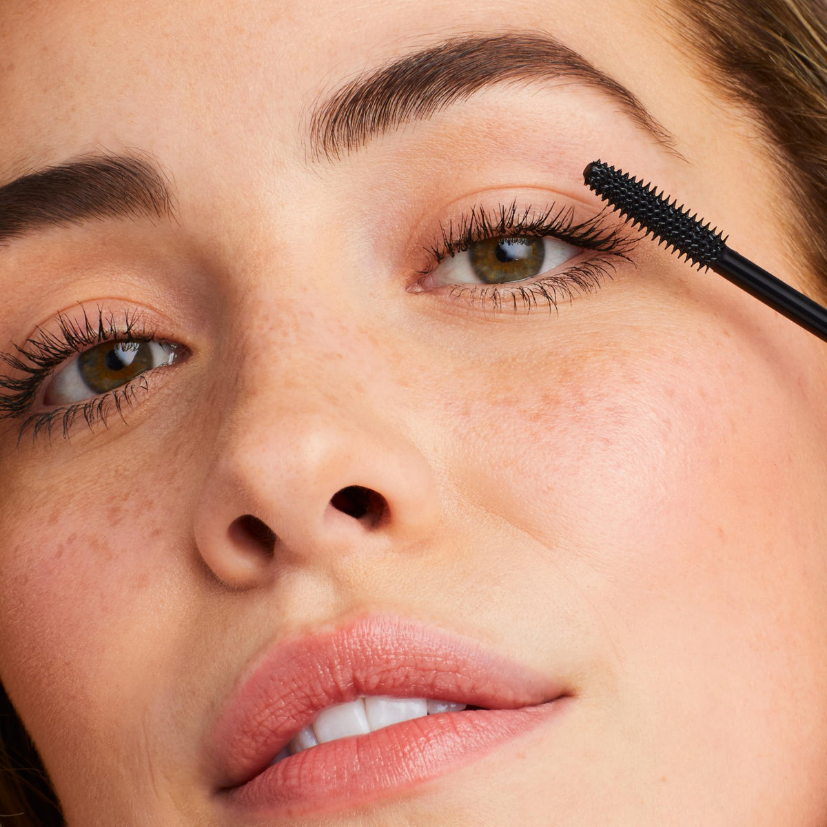 jane iredale tapered brush close-up reaching each lash