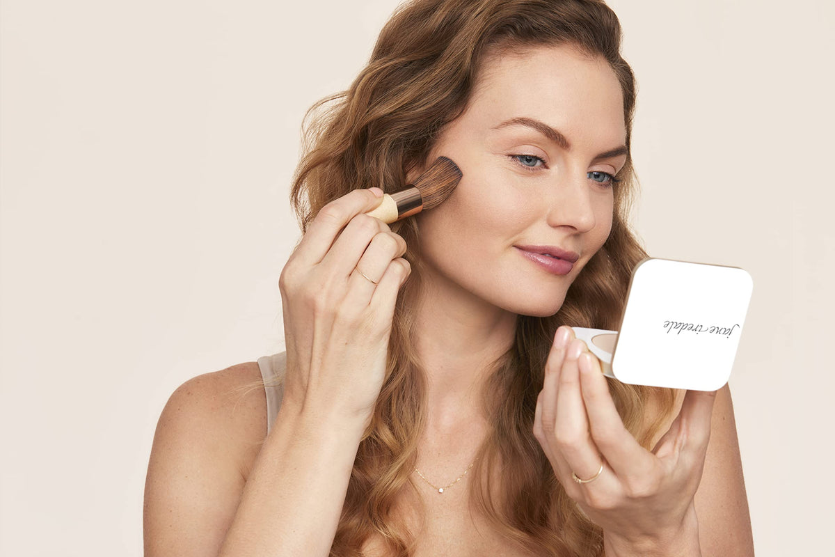 jane iredale brush applying powder demonstrating even coverage and blendability benefit
