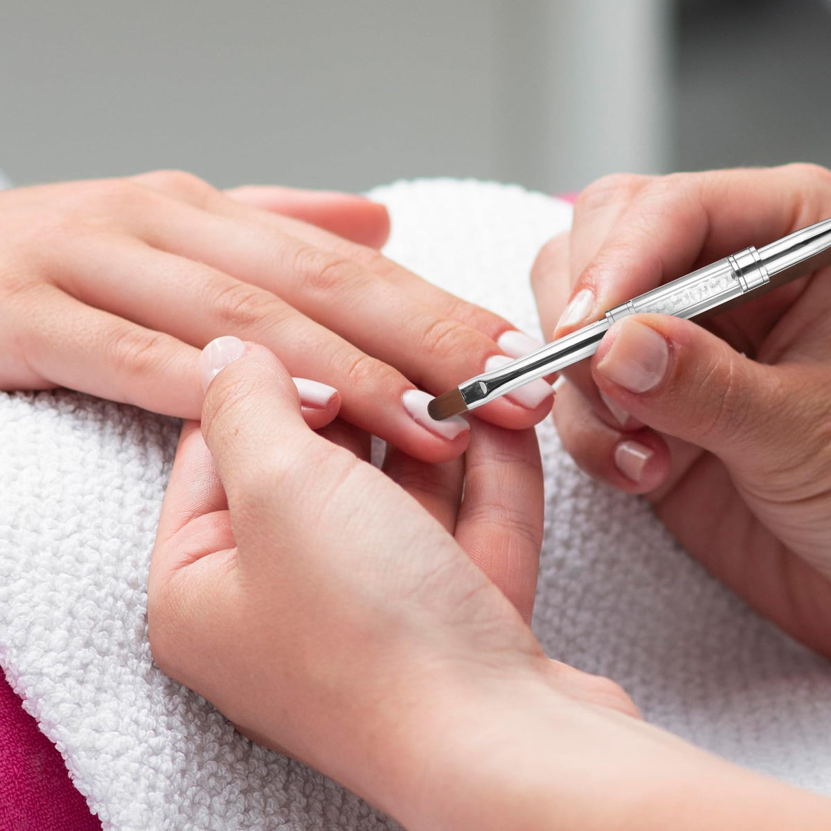 JJUNW brush used in salon demonstrating smooth gel application and faster workflow