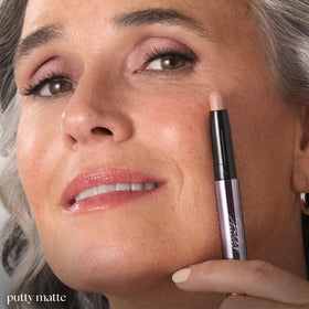 Julep Putty Matte application on eyelid for crease-resistant wear