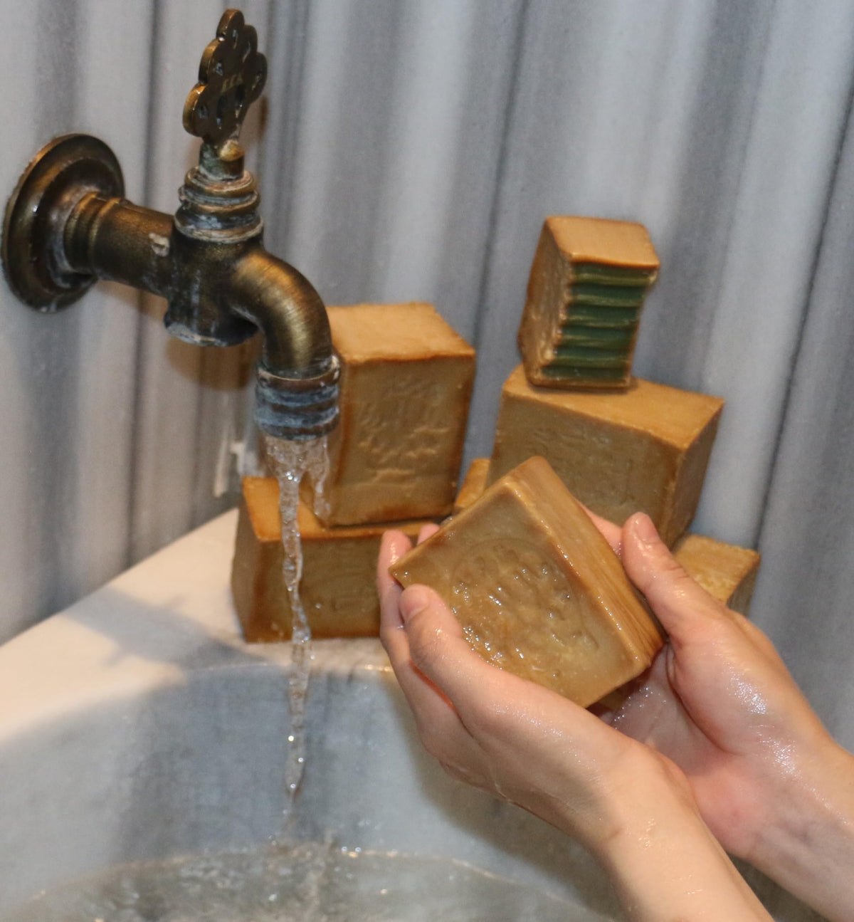 JUSIZA Aleppo soap eco-friendly wrapping emphasizing sustainable packaging benefit
