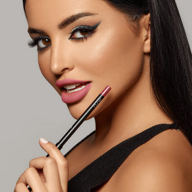 Close-up of K7L packaging label highlighting shade name and product benefit