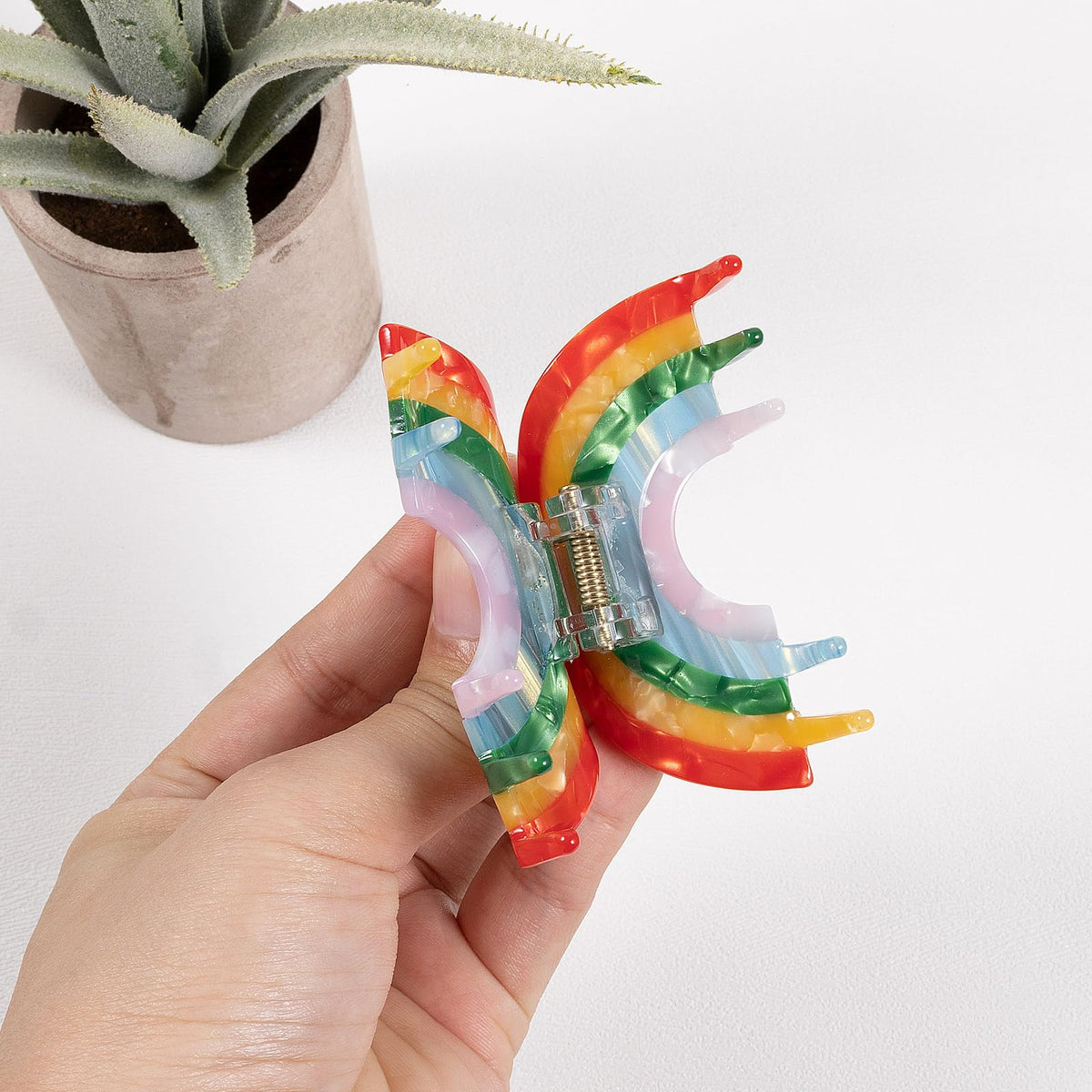 KCHIES rainbow clip close-up of teeth demonstrating firm non-slip grip