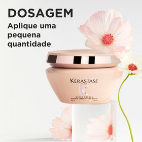 KÉRASTASE mask being scooped into hands for easy application benefit