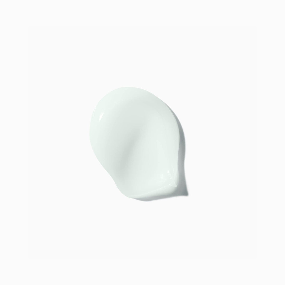 KÉRASTASE application at scalp demonstrating cleansing benefit