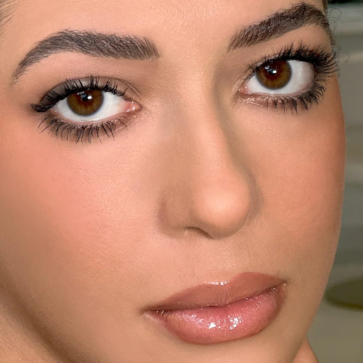 Kevyn Aucoin curler positioned at eye demonstrating precise placement for natural lift