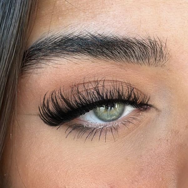 Kiromiro close-up of lash strip detail for precise placement