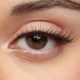 KISS close-up of clear band for seamless natural lash line