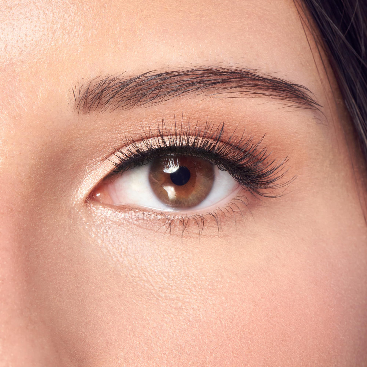 KISS close-up of thin flexible band, shows comfortable near-lash fit