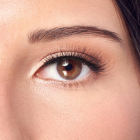 KISS close-up of thin flexible band, shows comfortable near-lash fit