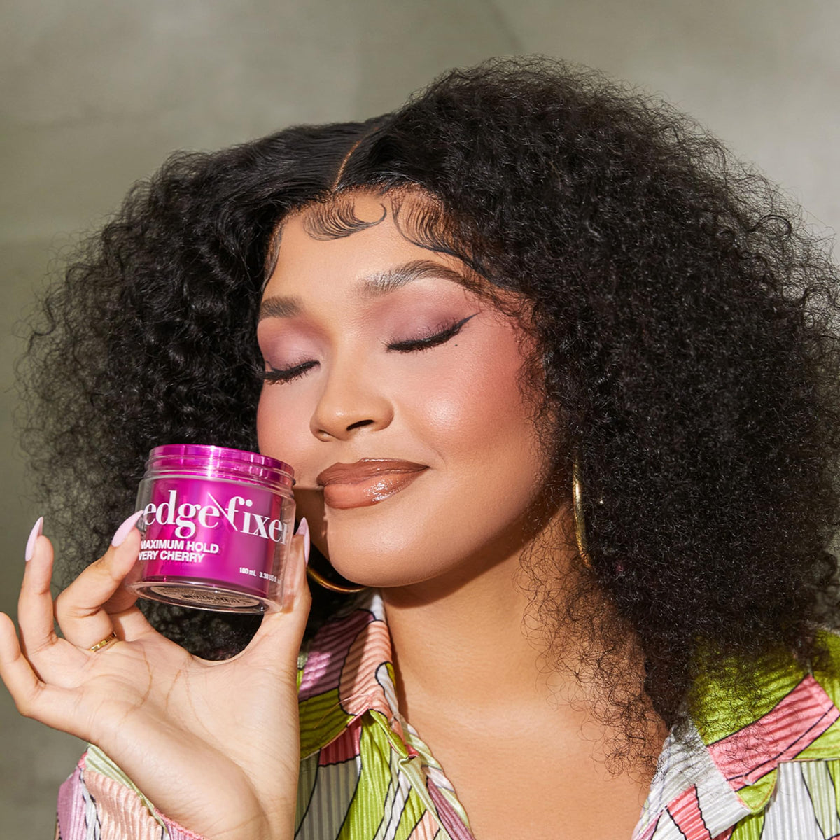 KISS COLORS & CARE gel on a brush demonstrating precise application and control