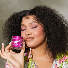KISS COLORS & CARE gel on a brush demonstrating precise application and control
