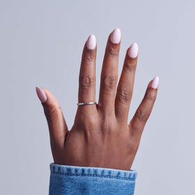 KISS close-up almond shape nail, precise contour for natural look benefit