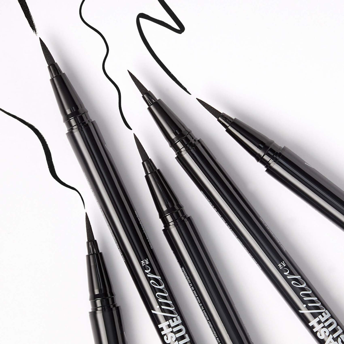 KISS close-up lash attached to liner showing secure hold and discreet finish