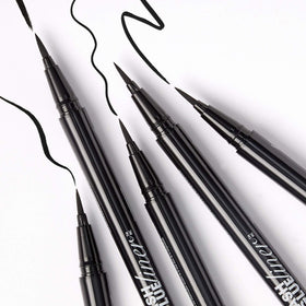 KISS close-up lash attached to liner showing secure hold and discreet finish