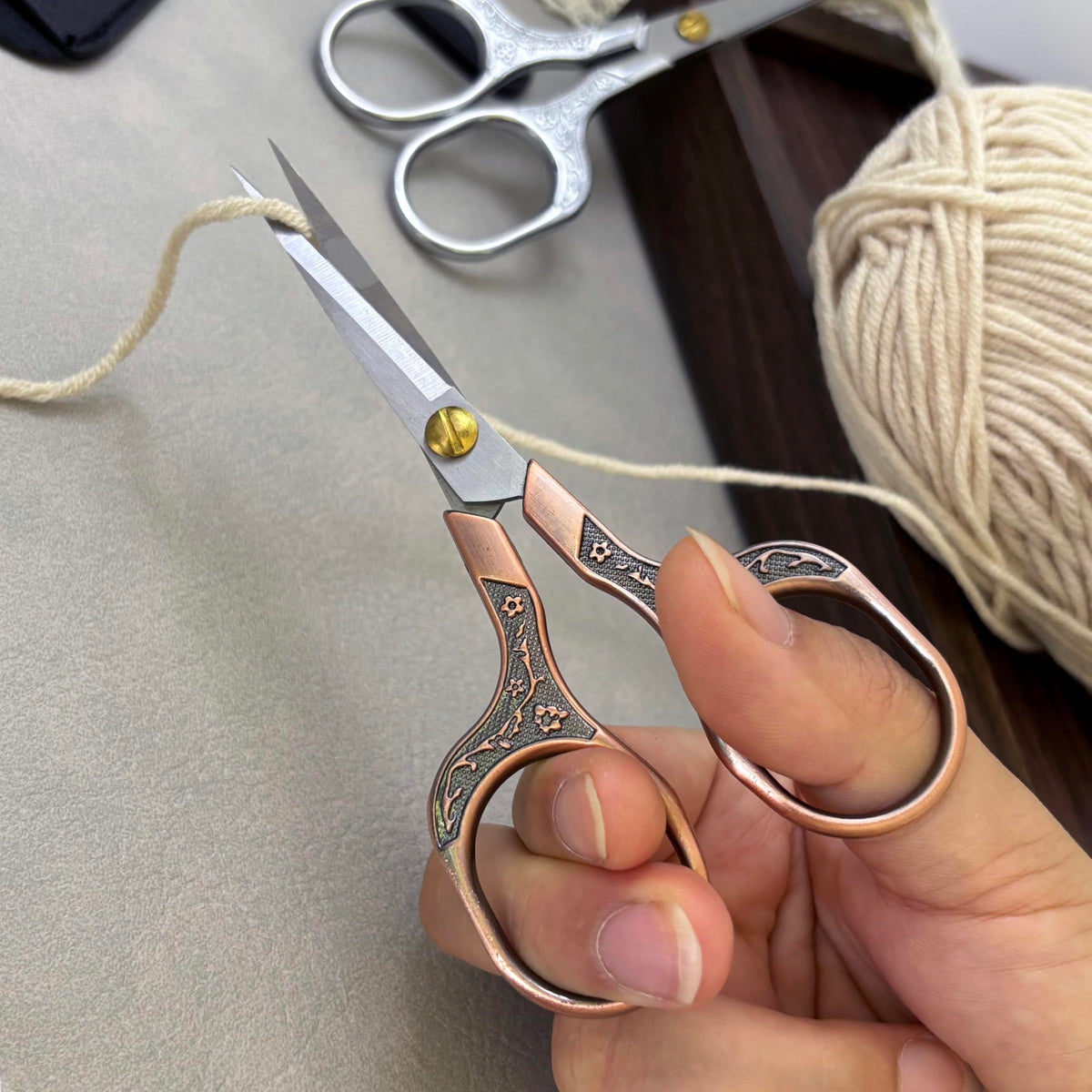 KISTARCH ergonomic big-hole handle detail for comfortable controlled cutting