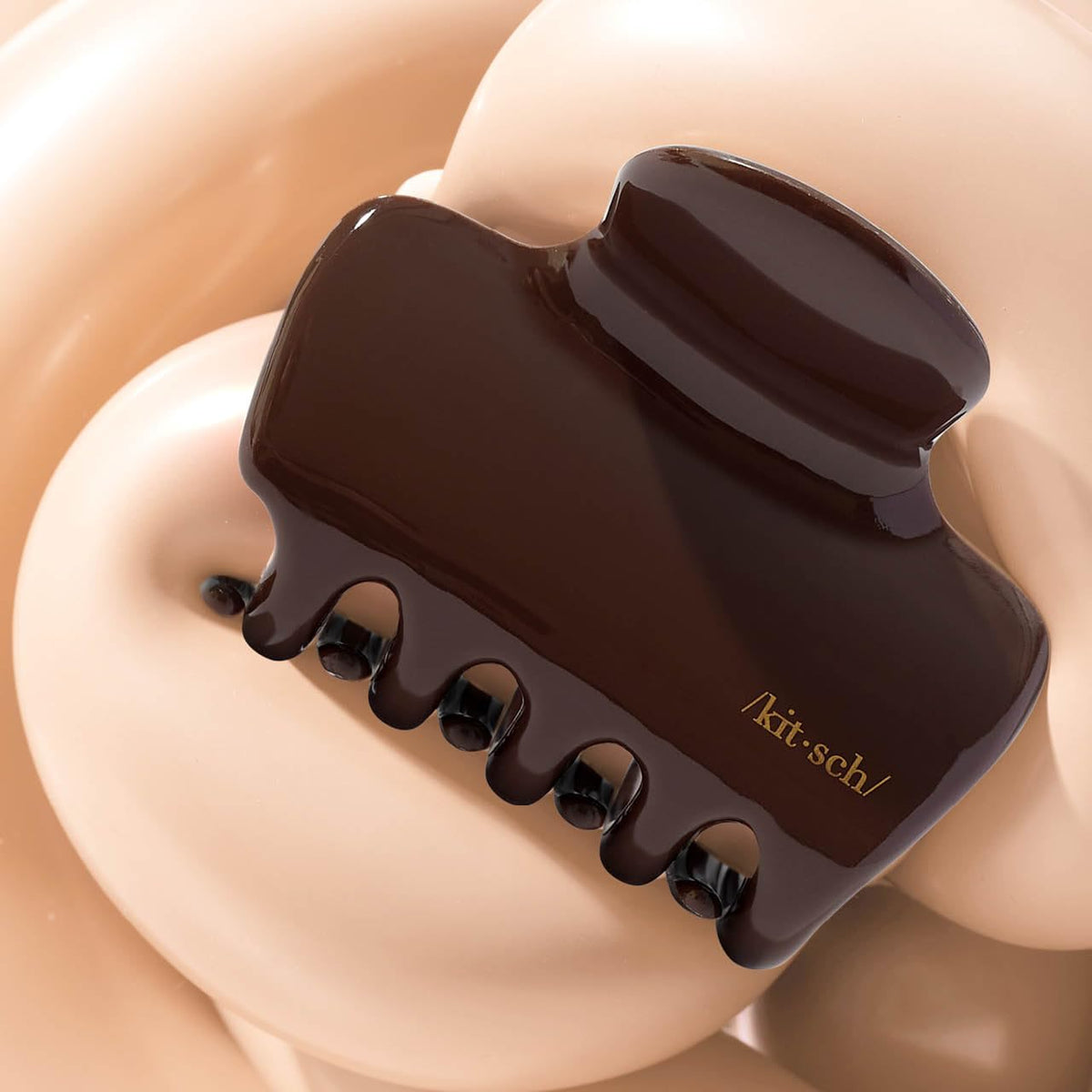 Kitsch clip styled at beach showing easy, sweat-resistant hold benefit
