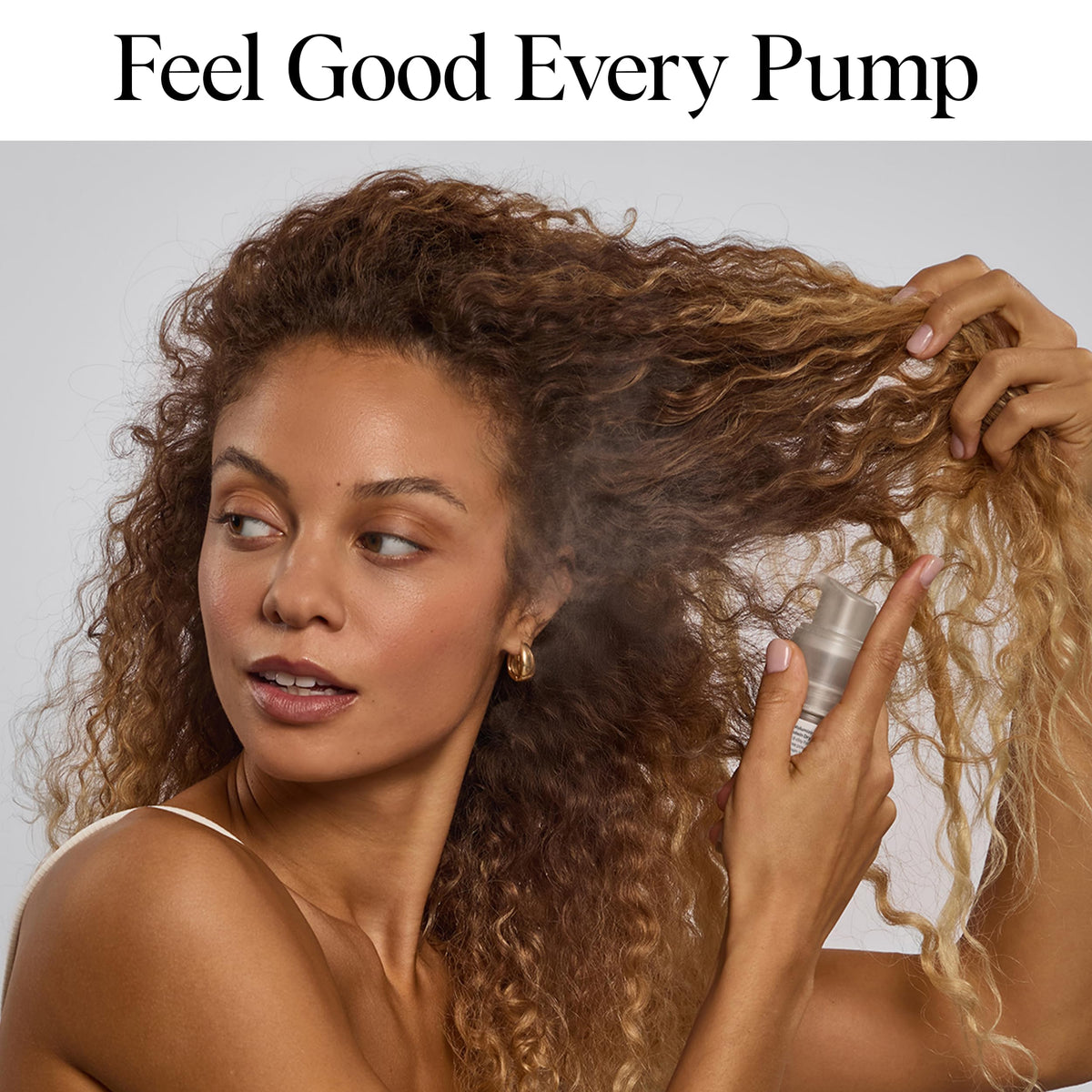 Kitsch applying powder to roots demonstrating instant volume boost