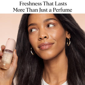 Kitsch mist dispersing on hair strands delivering quick deodorizing benefit