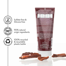 Klorane applied on wet hair mid-lengths illustrating detangling benefit