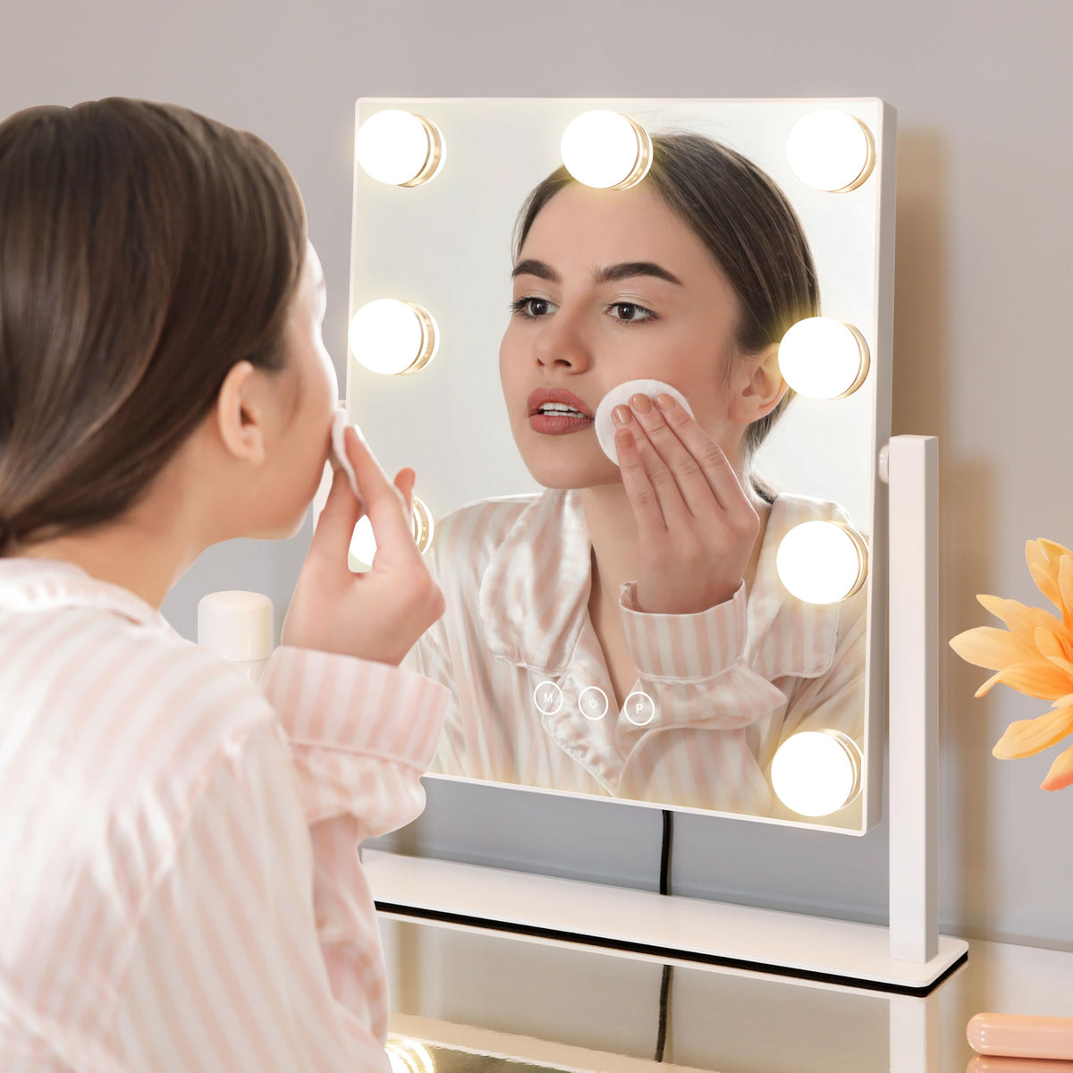 Kotdning mirror tilted to demonstrate 360° rotation flexibility