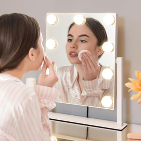 Kotdning mirror tilted to demonstrate 360° rotation flexibility