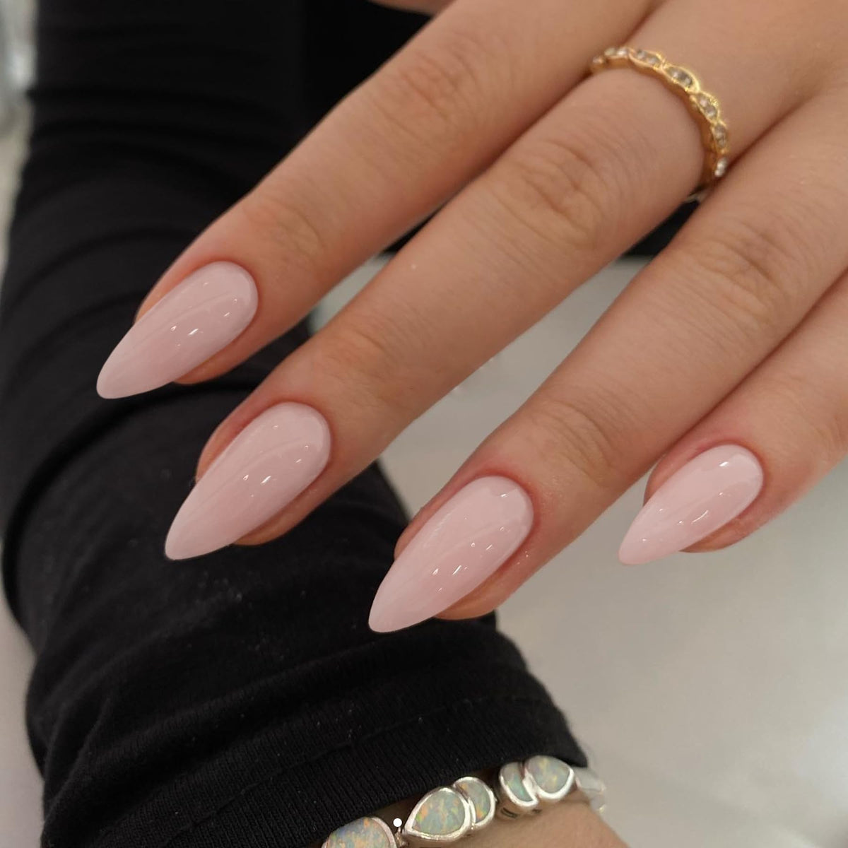 KQueenest front packaging showing dusty pink almond nails, displays set and benefit of ready-to-wear