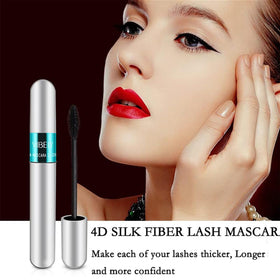 KUNSHNBEI model using mascara in lifestyle setting for all-day confidence