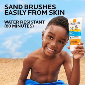 La Roche-Posay sand release demonstration at beach for easy cleanup