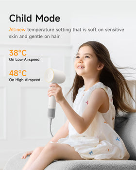 Laifen SE 2 held in hand showing lightweight 390g design for comfortable styling
