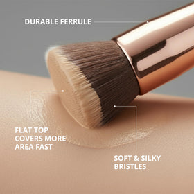 Lamora brush dusting powder for even, natural-looking set benefit