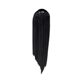 Lancôme application image of model applying mascara for fluttery finish