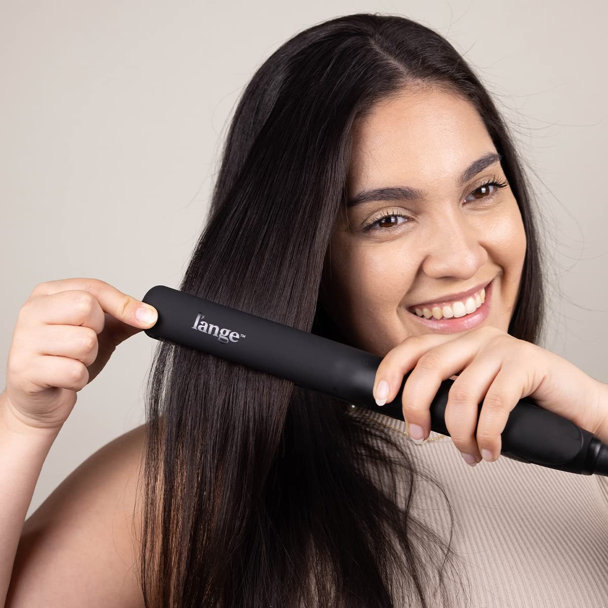 L'ANGE HAIR ergonomic grip in hand for comfortable prolonged styling