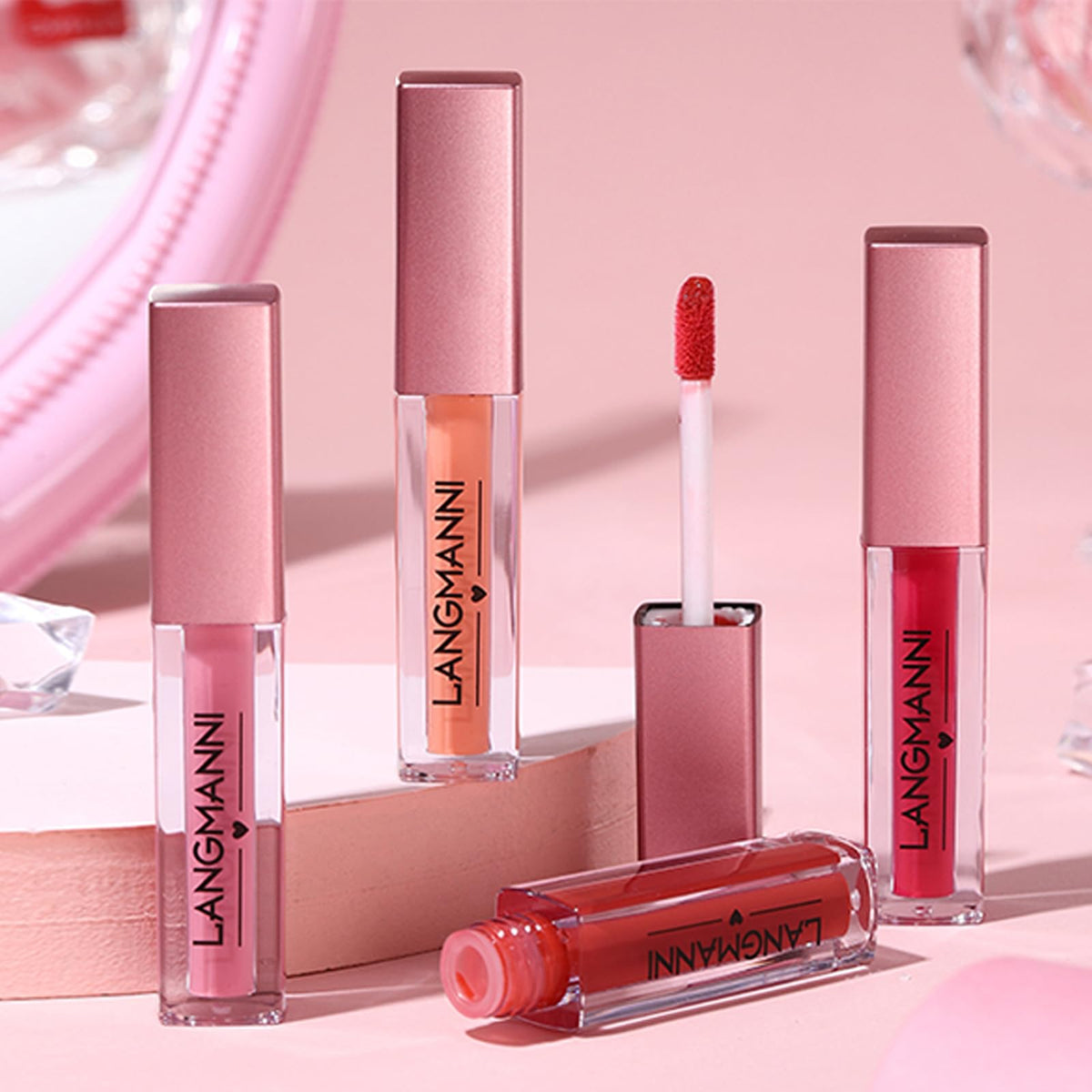LANGMANNI lifestyle daytime application portraying quick touch-up benefit
