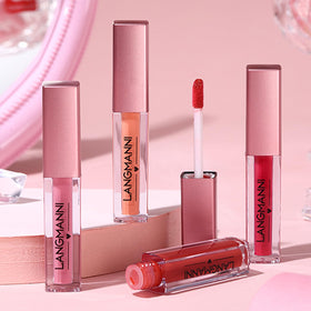 LANGMANNI lifestyle daytime application portraying quick touch-up benefit