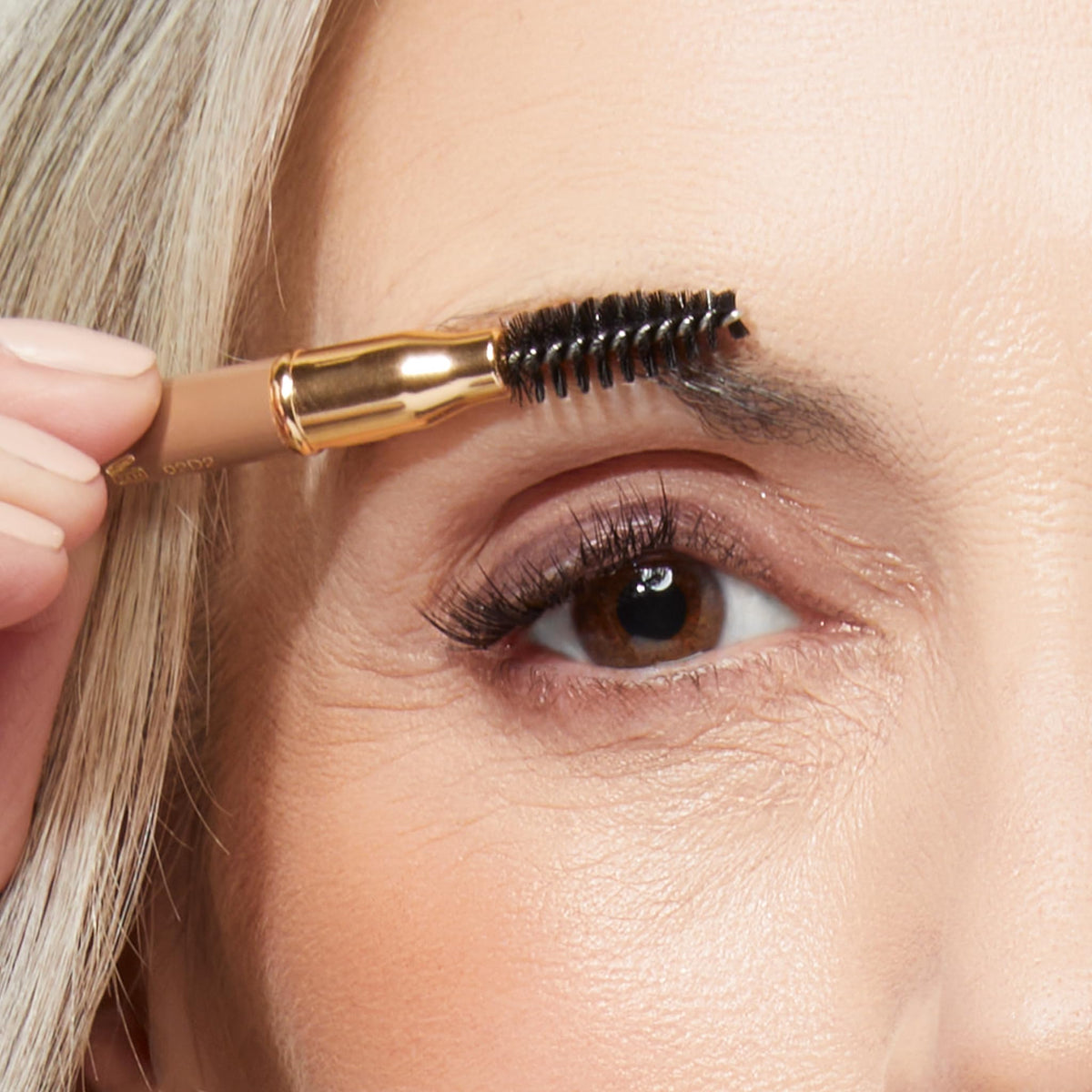LAURA GELLER NEW YORK model applying pencil in mirror for real-life use