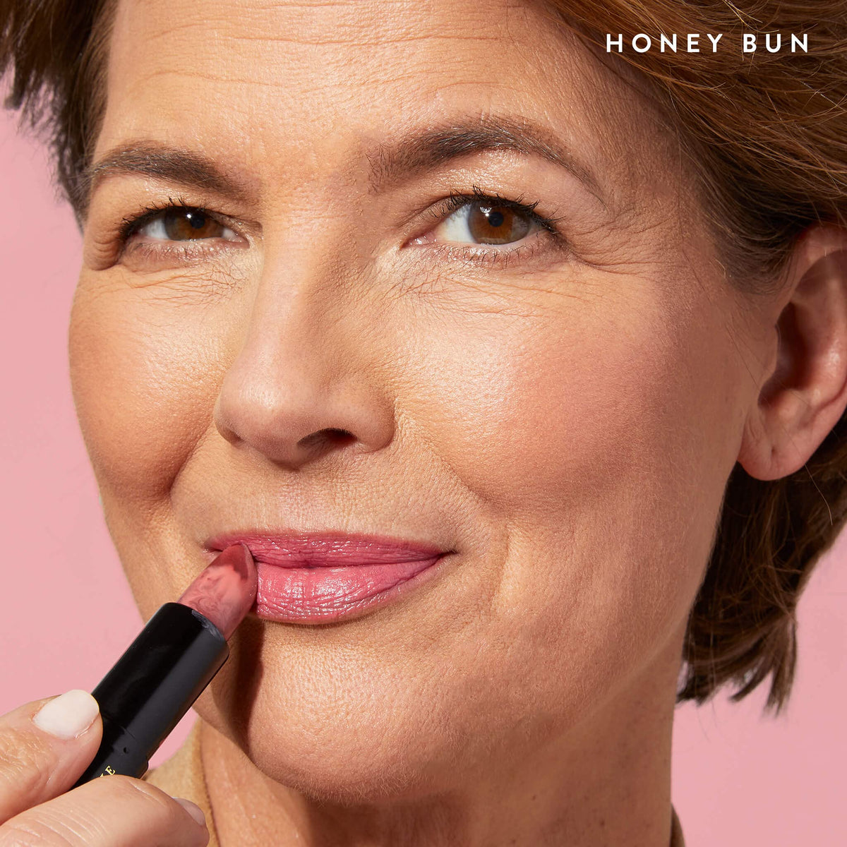 LAURA GELLER applying Honey Bun on lips for natural, fuller-looking color
