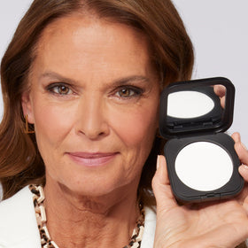LAURA GELLER NEW YORK close-up of powder texture highlighting smooth application