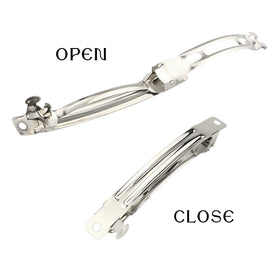 LEEFONE clips in hand illustrating size and lightweight convenience