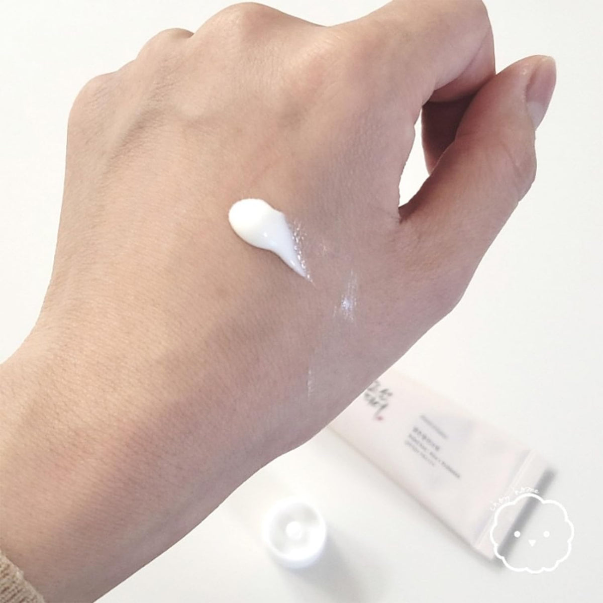 LING LI TE LLT texture closeup demonstrating lightweight finish and hydrating, non-greasy feel