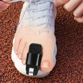 LINXIU lifestyle image of foot in sandal using splint for stable alignment