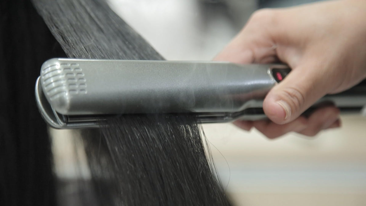 Lizze open plates angle showing floating plate mechanism for even hair contact