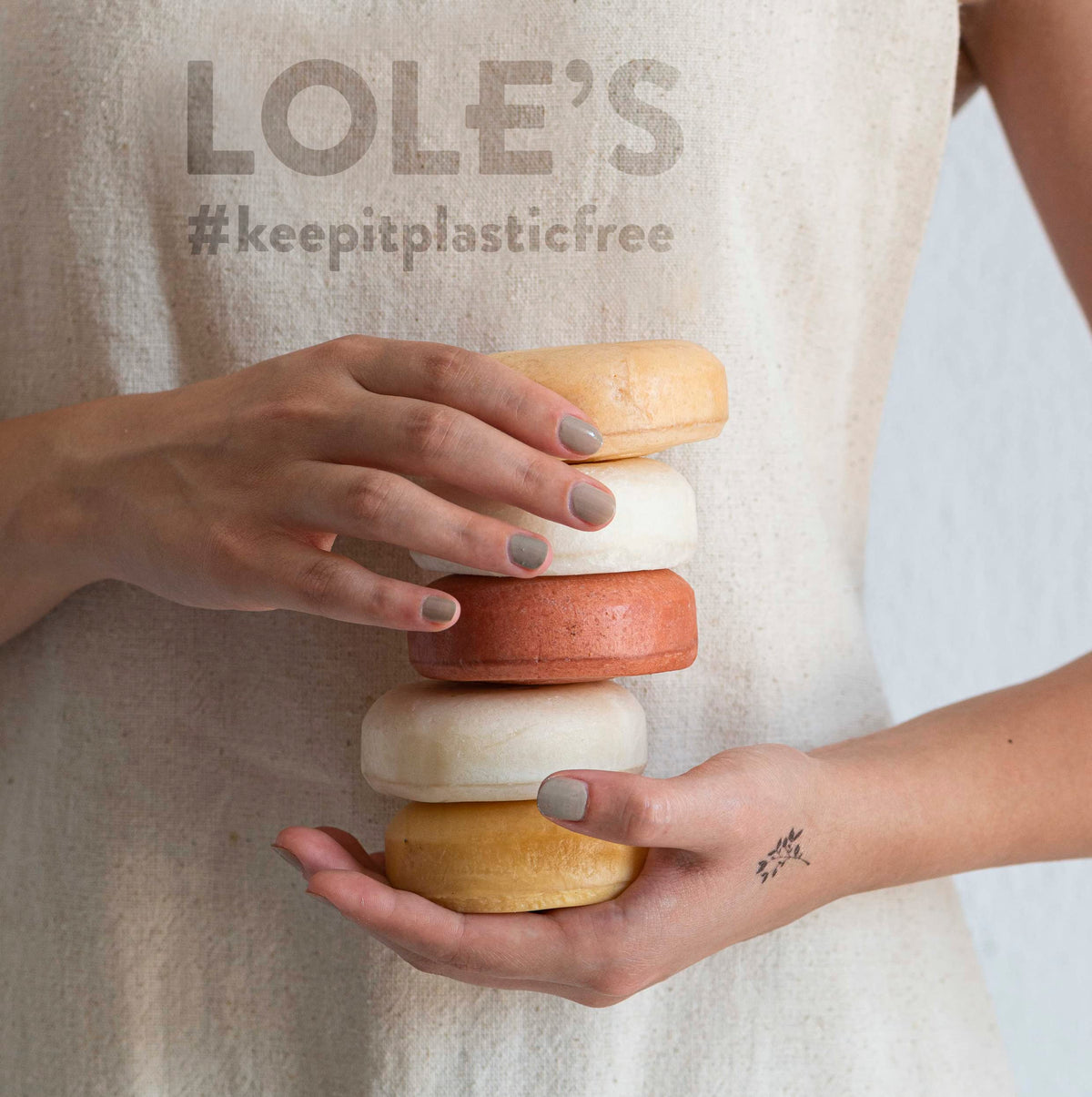 LOLE'S bar creating lather to demonstrate cleansing action
