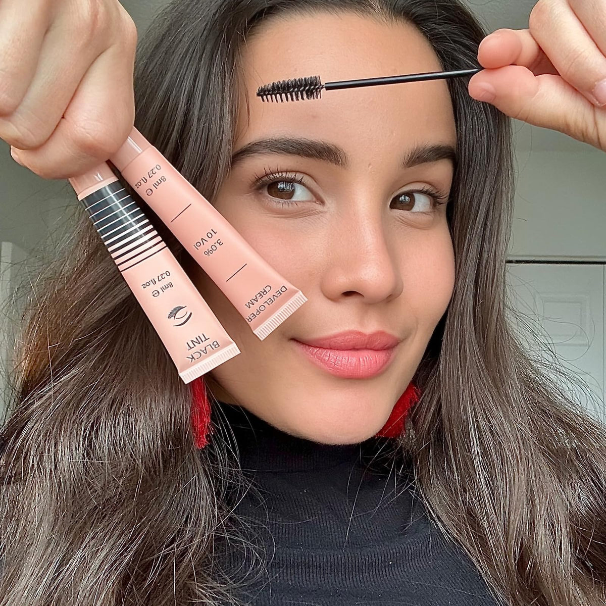 Lomansa size comparison tube in hand showing travel-friendly benefit