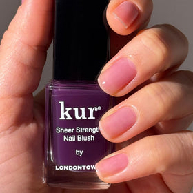 LONDONTOWN brush and cap close-up illustrating easy application and control