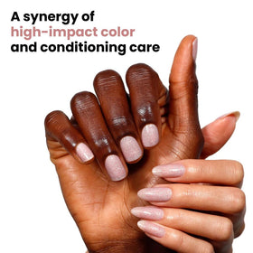 LONDONTOWN polished fingernails in Champagne in Bed showing salon shine